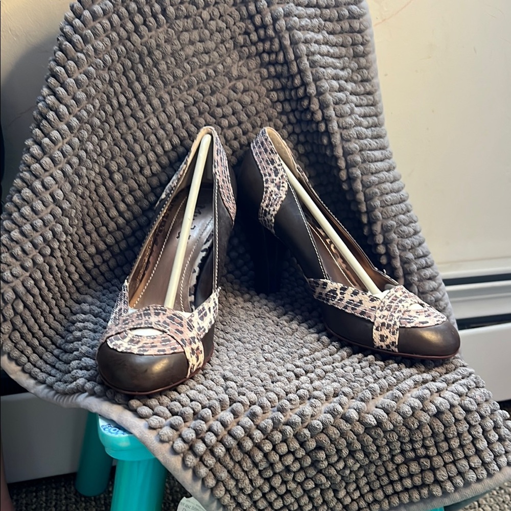 3/$20 Mudd Black and Cream Heels with Pointed Toe and Medium Heel